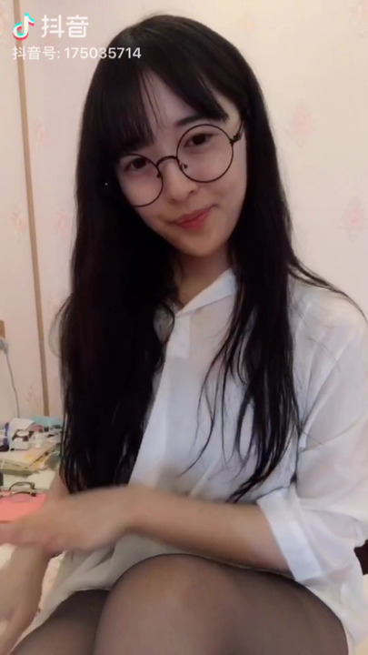 灵性饱满的欢欢ASMR-【欢欢】抖音娱乐短视频 麦小兜原创歌曲